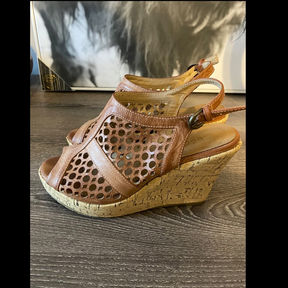 Tan wedge